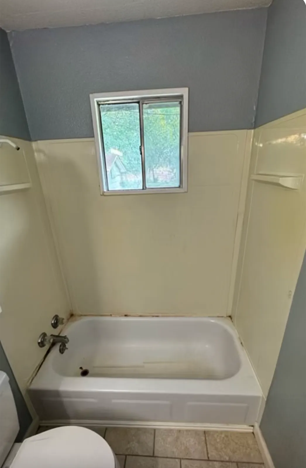 Tub / Surround & Window Replacement — before — Service Pros, Tulsa metro Oklahoma